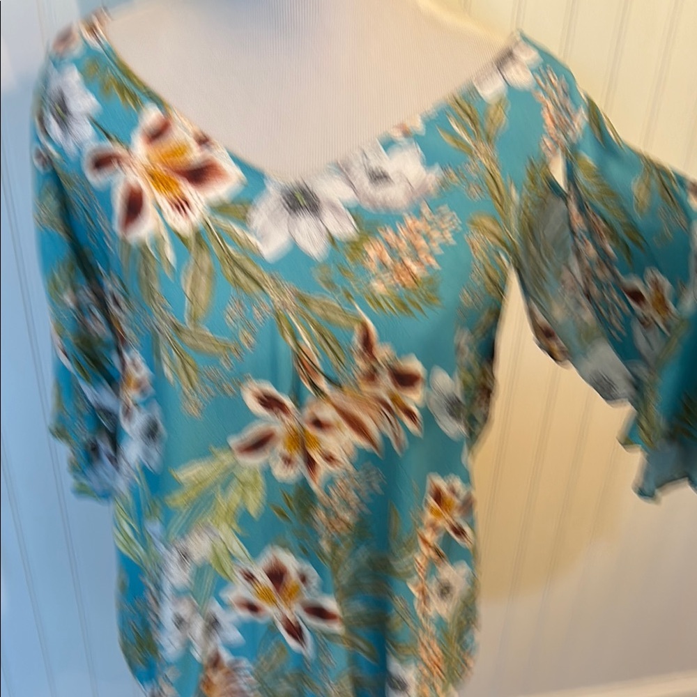 Karen Kane floral Blue and White Blouse with cold shoulder butterfly sleeves - Picture 10 of 10